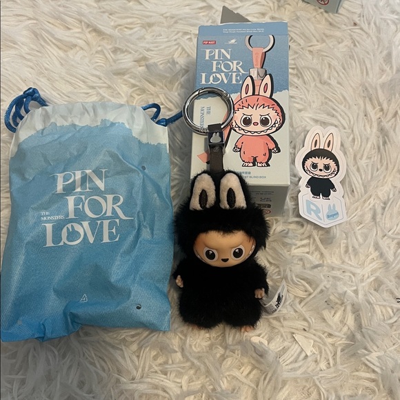 LABUBU Pin for Love R - Picture 1 of 3
